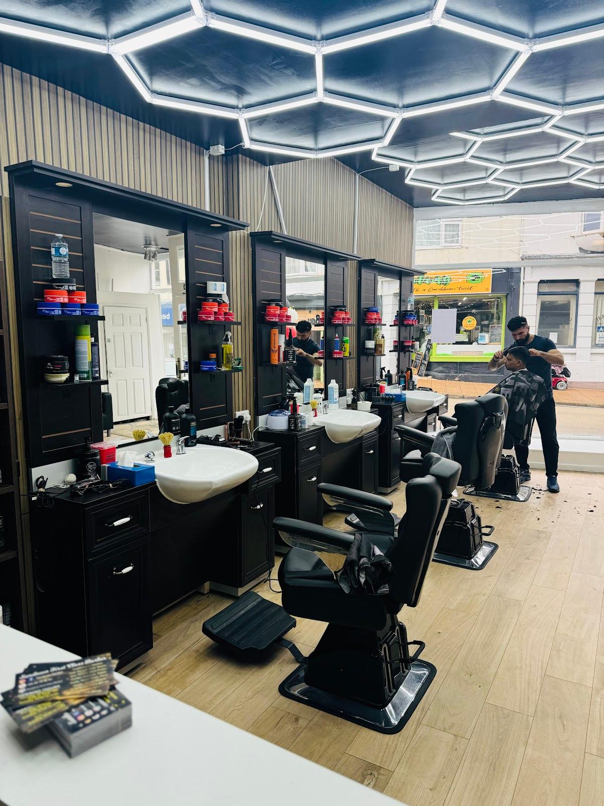 SANDOWN FIRST CLASS BARBER